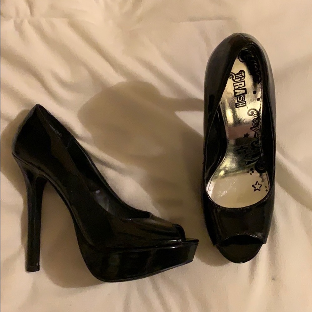 Peep toe pumps